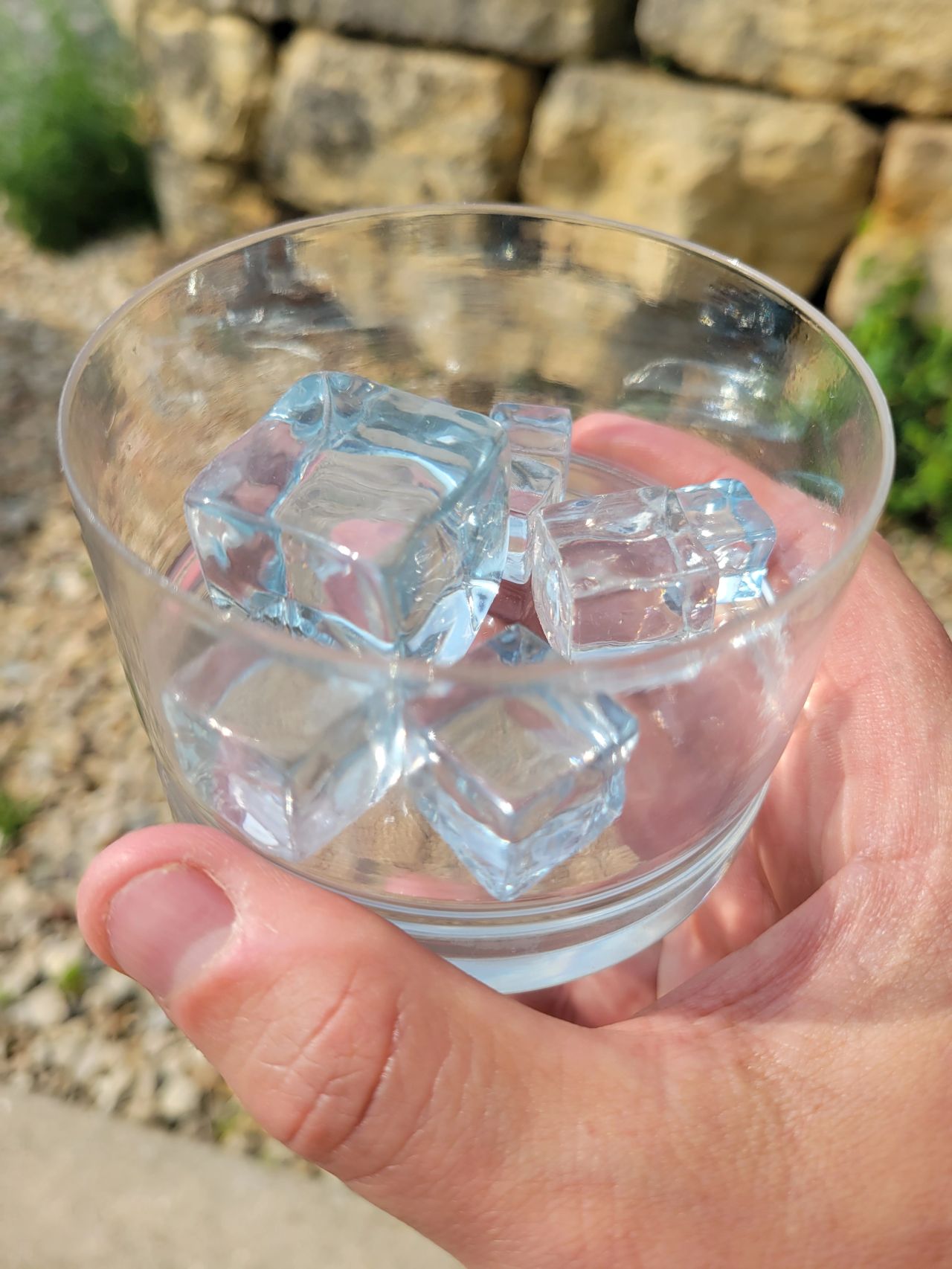 Clear:Translucent additive manufactured glass and ice cubes